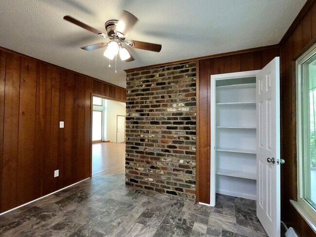Building Photo - RANCH WITH LARGE LOT IN W. KNOX-CRESTWOOD ...