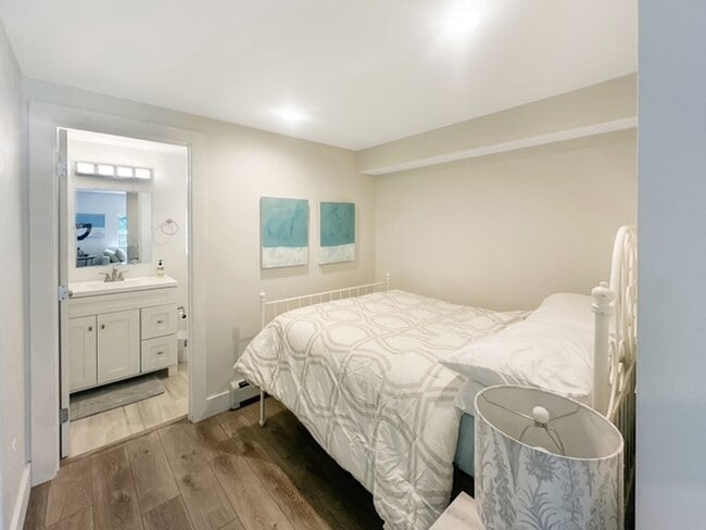 Building Photo - Studio Apartment on Wellington in Breck!  Utilities included.  Year Lease