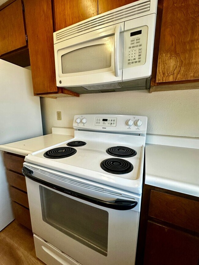 Building Photo - Bridgeview top floor condo with tree top w...
