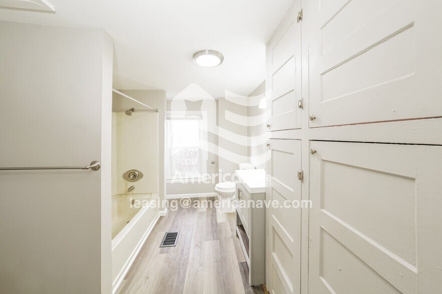 Building Photo - 238 Bruce St