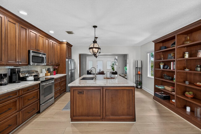 Building Photo - 510 NE 8th Ave