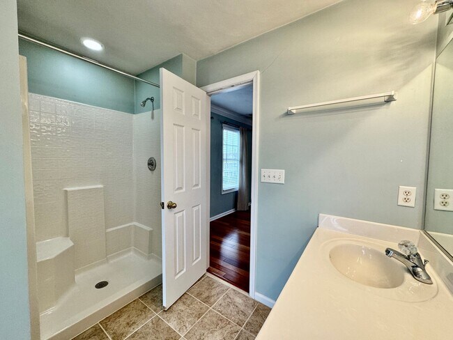 Building Photo - Beautiful 3 Bedroom Duplex by the Beach! A...