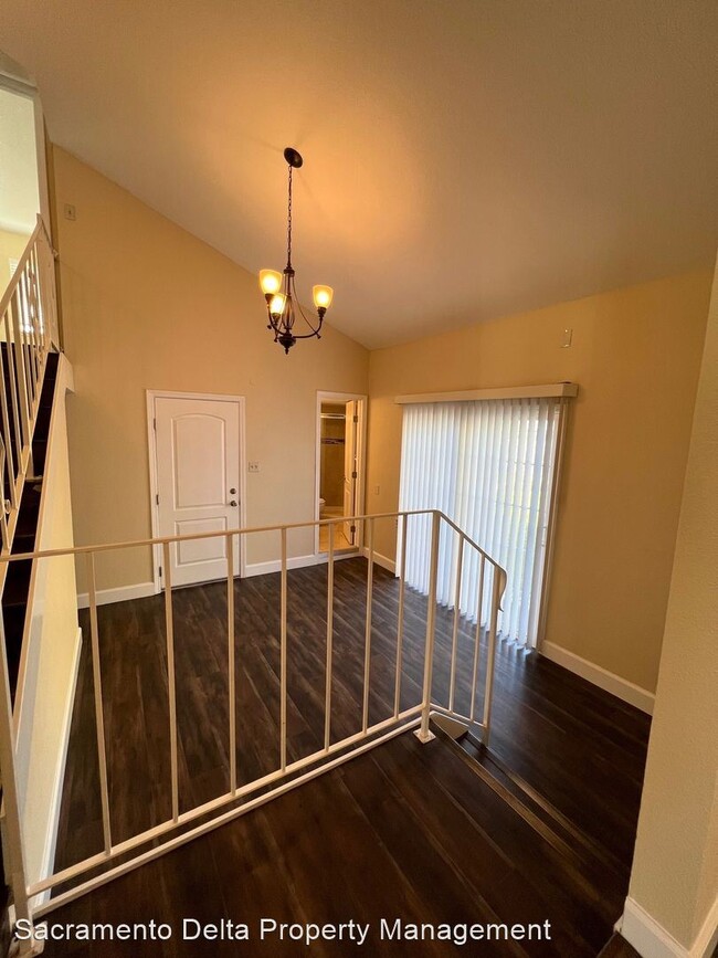 Building Photo - 5 br, 3 bath House - 1901 Walnut Ave - 105...