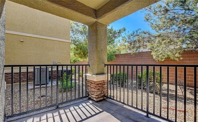 Building Photo - 6868 Sky Pointe Dr