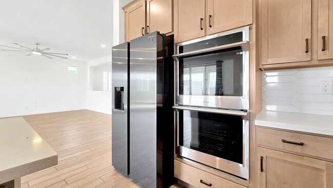 Building Photo - Newly built home with loads of space and S...