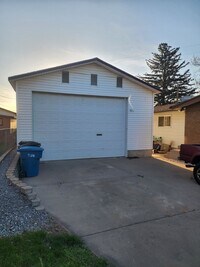 Building Photo - Beautifully updated townhouse with shop / 40'x25' garage / 12' automatic garage door