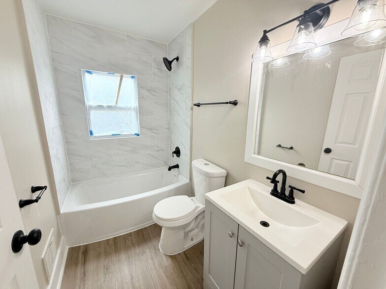 Building Photo - Fully Renovated 3-Bedroom Home – Move-In R...