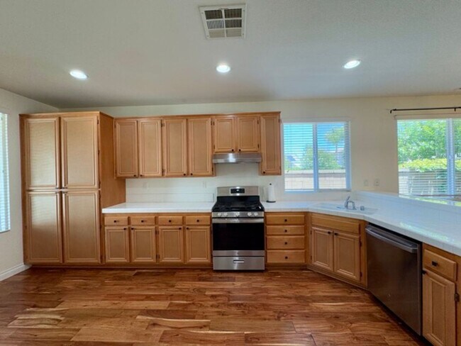 Building Photo - 4 Bedroom Menifee home available now for l...