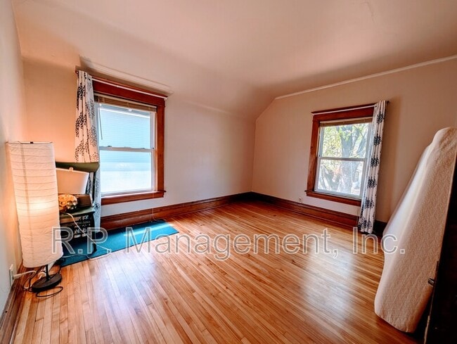 Building Photo - 398 Herschel St