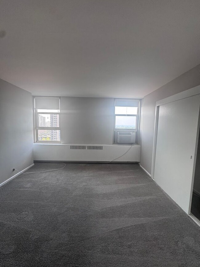Building Photo - 3 Bed 1.5 Bath in Lakeview!