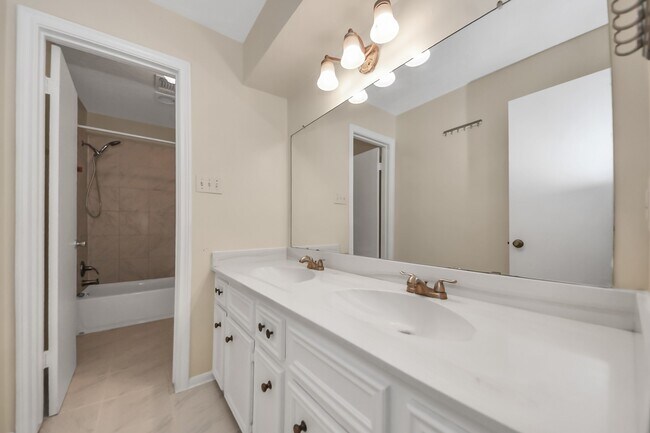 Building Photo - 11411 Briar Forest Dr