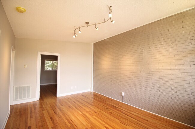 Building Photo - 519 Bashford Rd