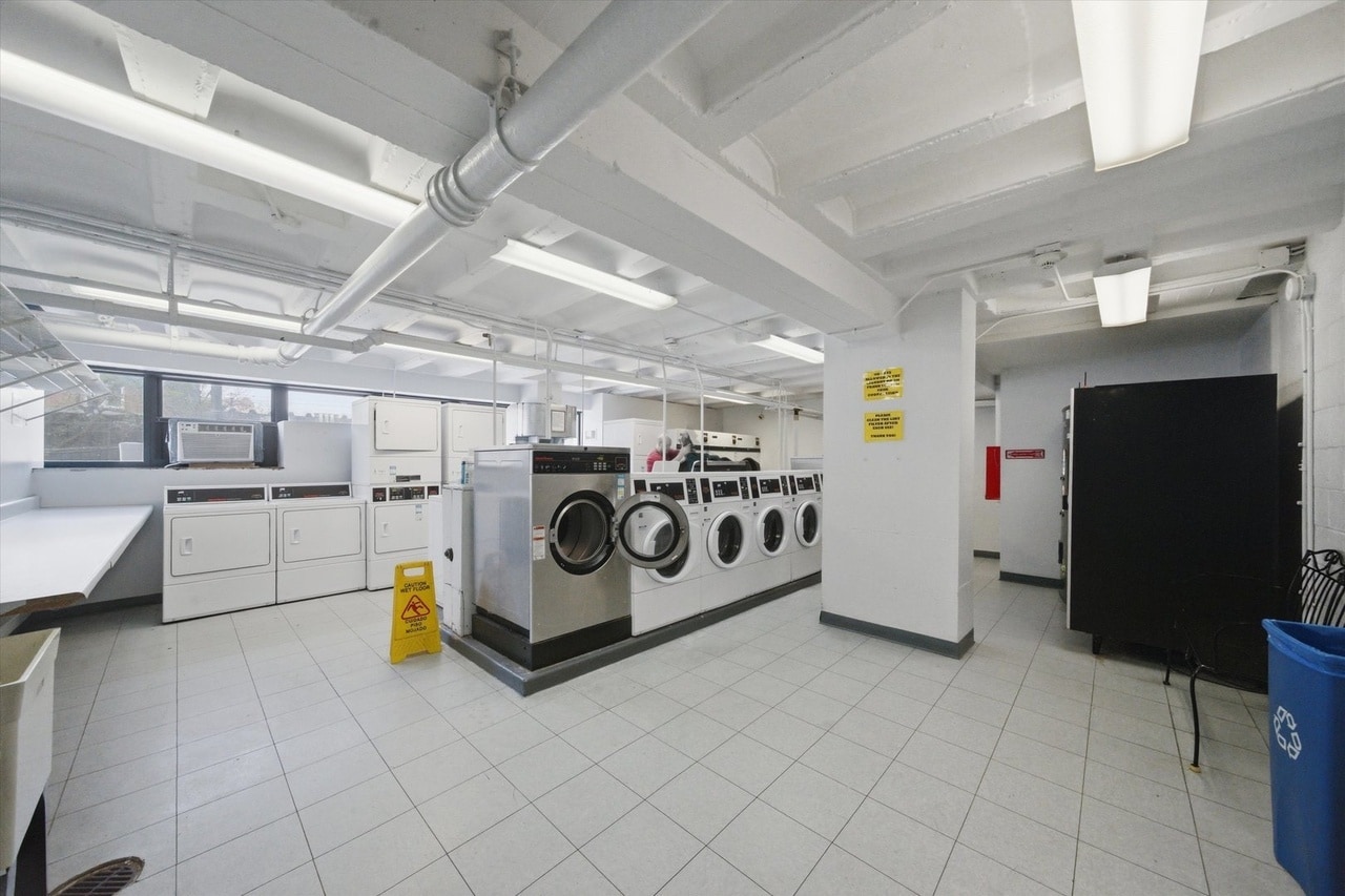 Building Photo - 6030 N Sheridan Rd