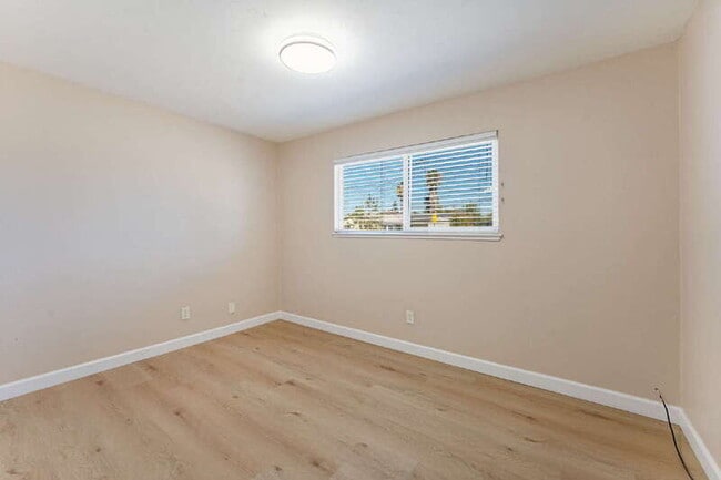 Building Photo - 160 Cathcart Ave