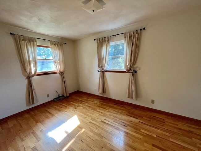 Building Photo - 3-bedroom, 1.5 bathroom unfurnished home in Saint Joseph