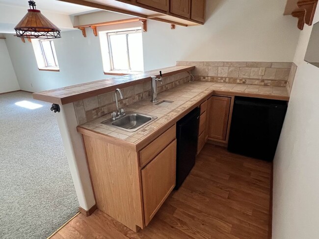 Building Photo - 6 MONTH LEASE - Spacious 4BD Home with 3-C...