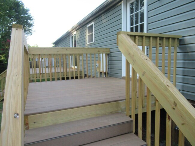 Building Photo - Move-In Ready 3-Bedroom Home in North Lincoln School District!
