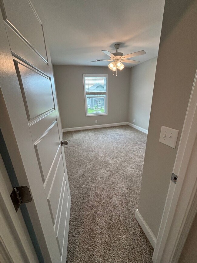 Building Photo - 4 Bedroom 2 1/2 Bath Pet Friendly Home For Rent Near Post!