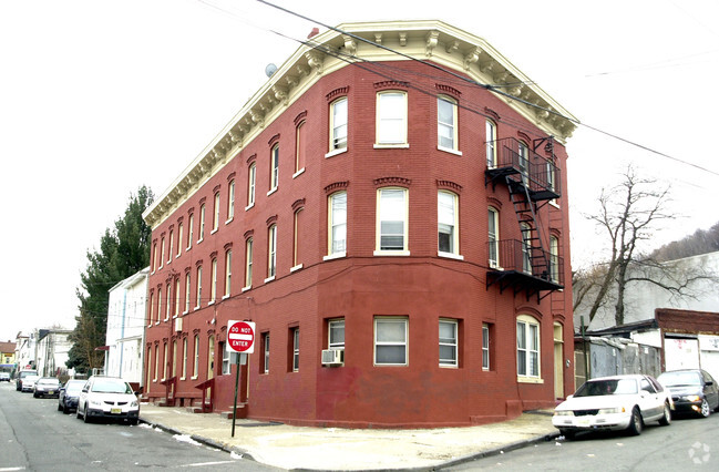 Building Photo - 2-8 Chadwick St