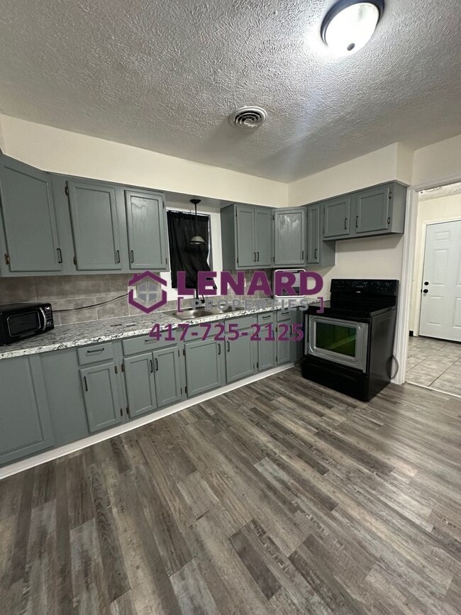 Building Photo - 2 Bedroom Home Available Now!