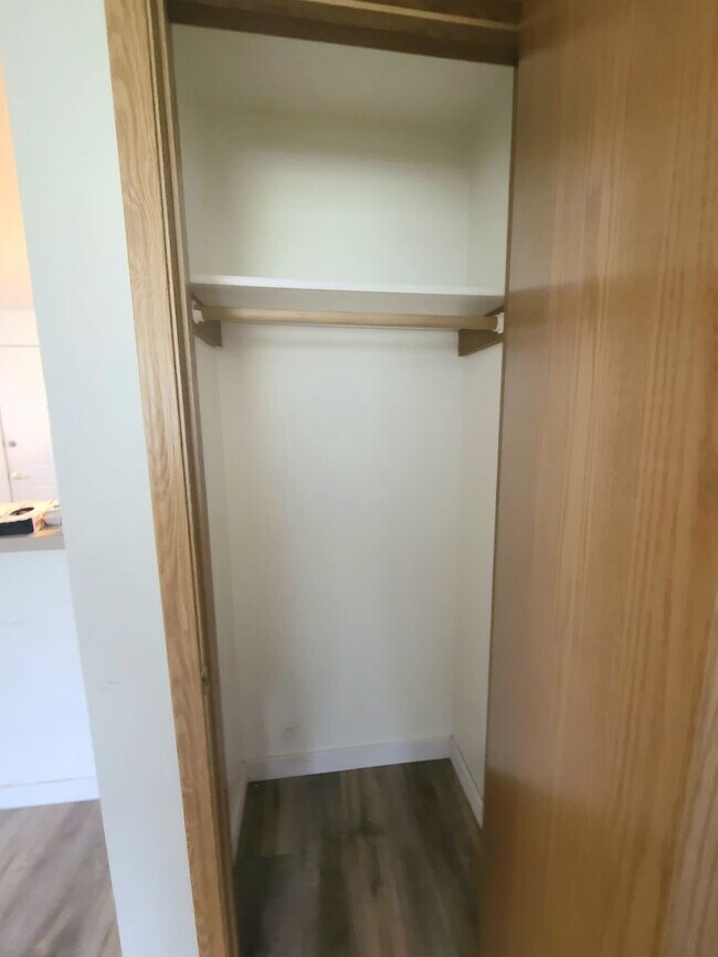 Building Photo - Charming 2 bedroom 1 bath townhome available!