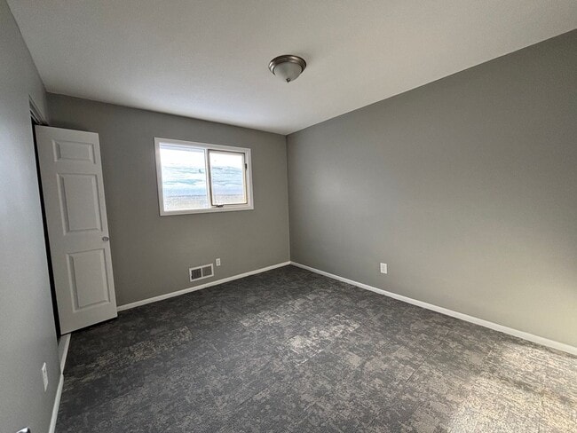 Building Photo - Beautiful 3 bedroom 1 bathroom house in Minneapolis