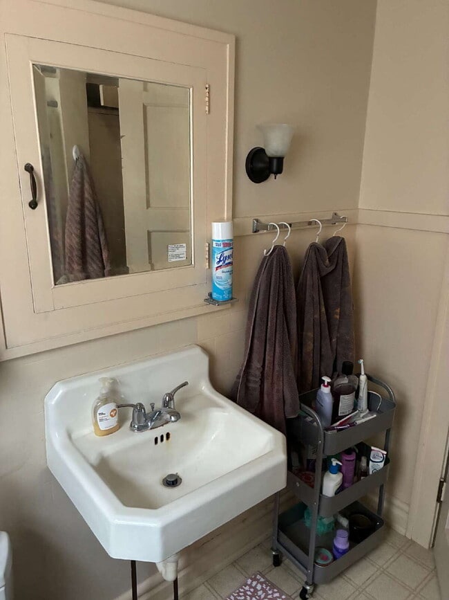 Building Photo - Great 3 Bed 1 Bath close to Water St. and UWEC! Available June 1st!