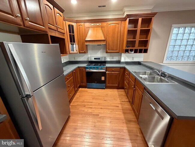 Building Photo - 107 N High St