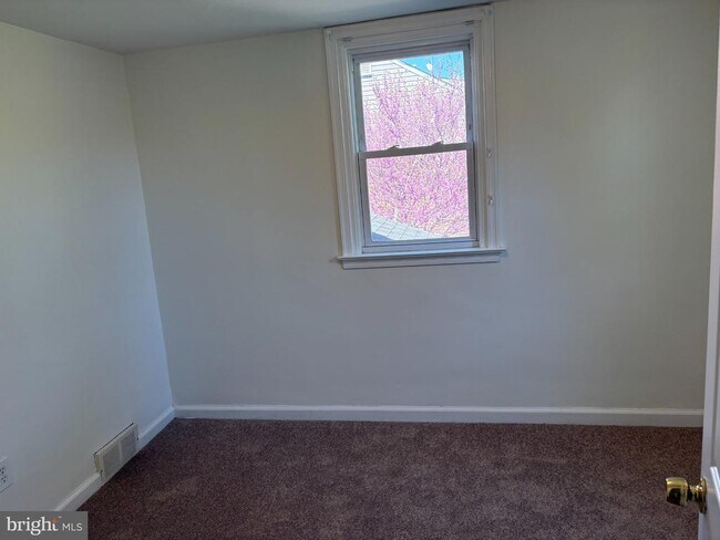 Building Photo - 2515 Woodleigh Rd