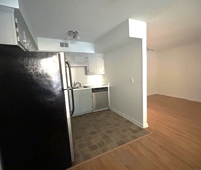 Building Photo - Nice 1 Bedroom, 1 Bath, one-level condo cl...