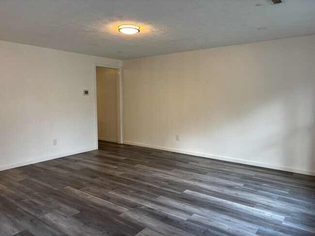 Building Photo - Charming single family home on a cul-de-sac that accepts vouchers