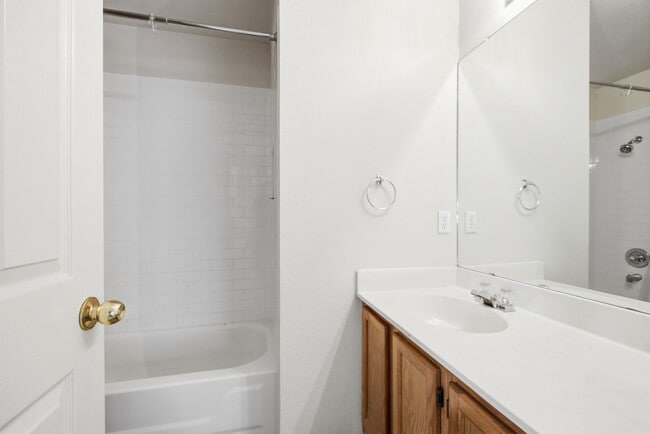 Building Photo - North Austin Three Bedroom Home