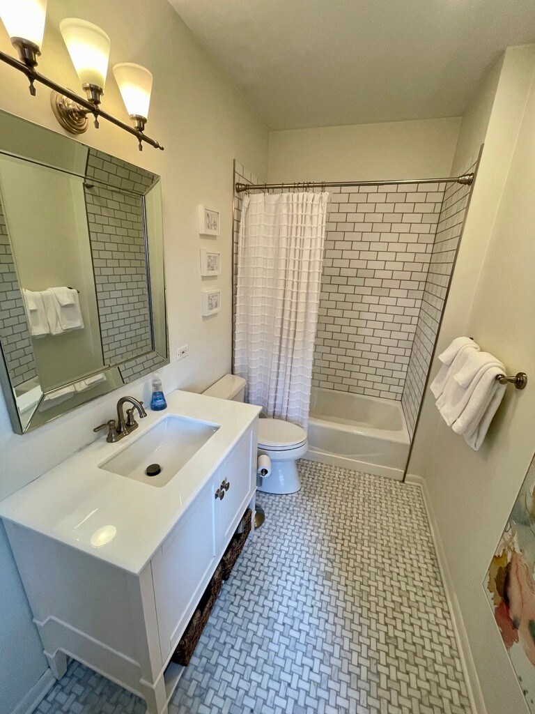 Building Photo - 916 W Wisconsin St