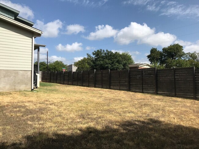 Building Photo - BEAUTIFUL, OPEN TOWNHOUSE CLOSE TO DOWNTOWN