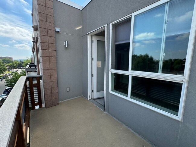 Building Photo - 1B/1B at the Landmark Lofts!