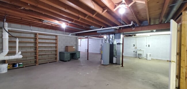 Building Photo - 4 Bedroom Parsonage Property 1 Mile to Fra...