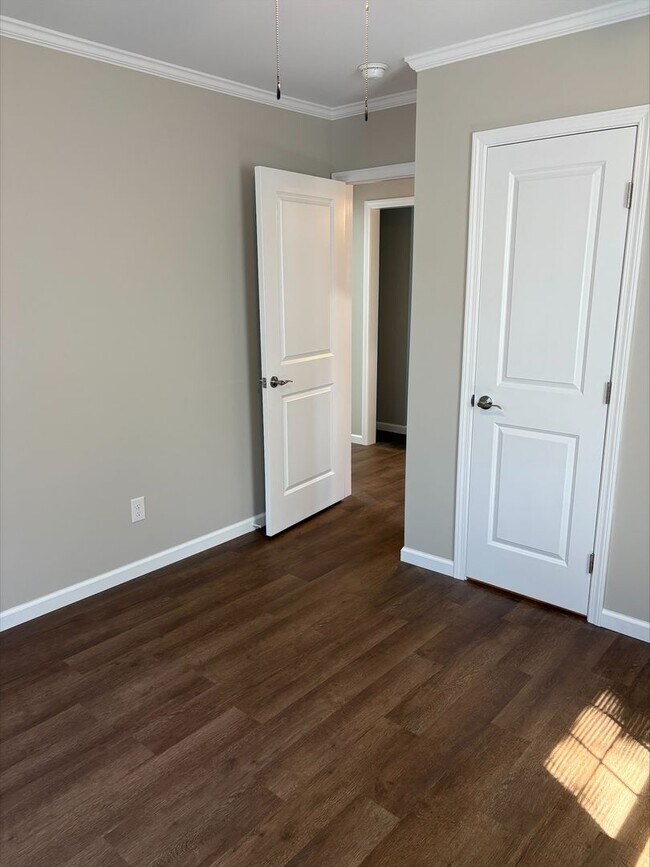 Building Photo - 2117 Sherwood Rd