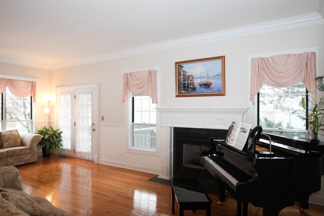 Building Photo - 648 W Parkside Dr