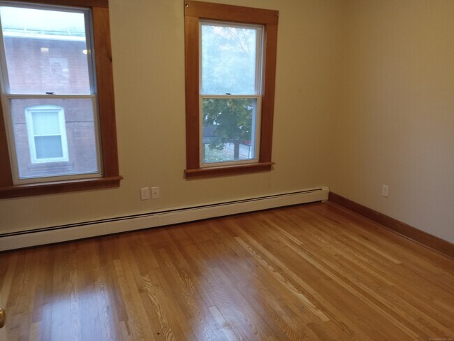 Building Photo - 109 S Cherry St