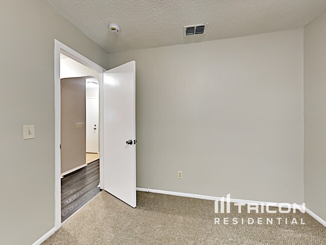 Building Photo - 202 Valley Dr