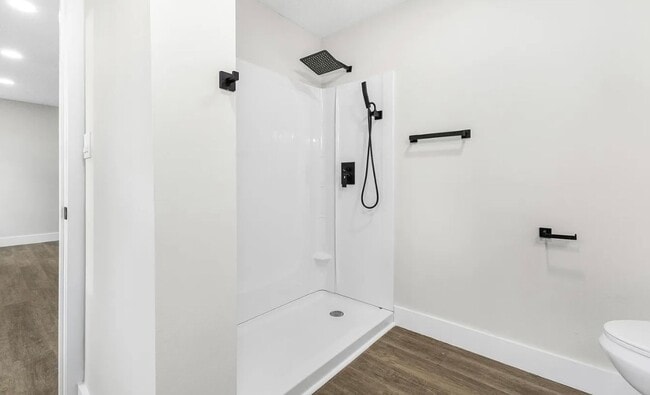 Building Photo - Move in Ready Stunning 4/3 Close To Everything In Greenville!