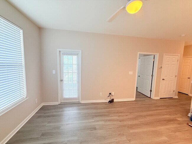 Building Photo - 1306 River Oaks Dr