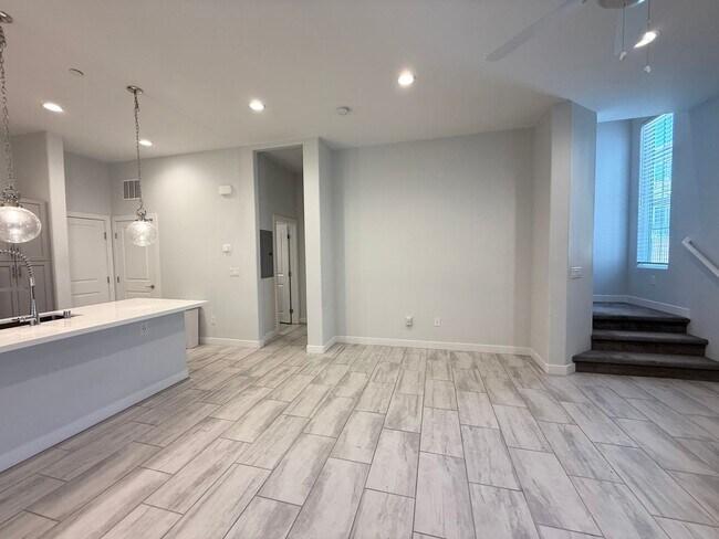 Building Photo - 3/BD 2.5/BA Sleek Townhome with High Ceili...