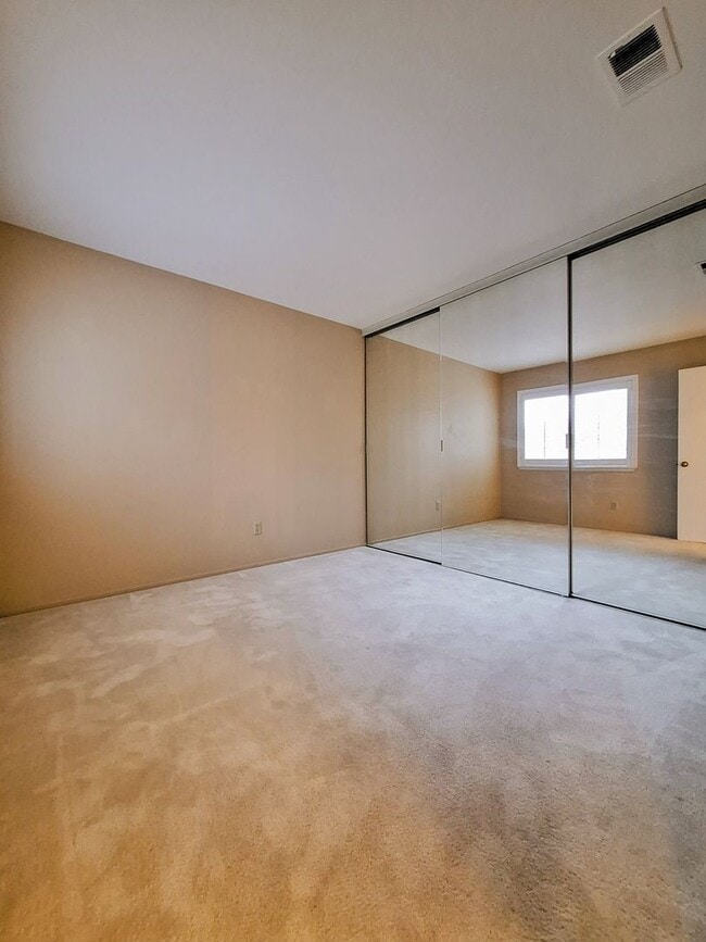Building Photo - Large 2-story 2 Bedroom Townhouse w/Garage...