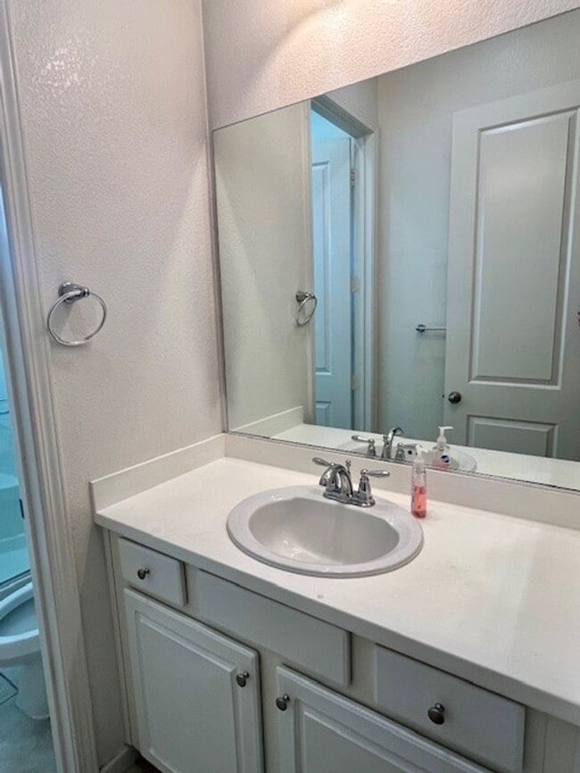 Building Photo - Northwest Bakersfield Gated Home