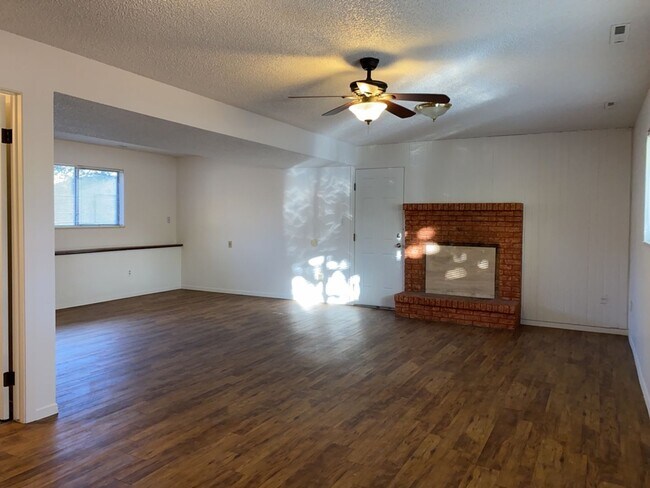 Building Photo - Start a Lease by 12/1 and Receive a $500 R...