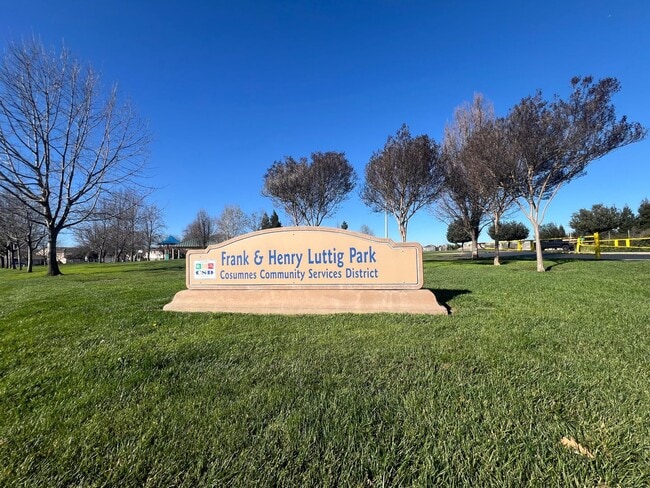 Building Photo - Spacious Single Story Three Bedroom Home