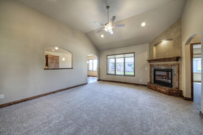 Building Photo - 2 BEDROOM | 2 BATH | DOUBLE GARAGE | SPACIOUS TOWNHOME