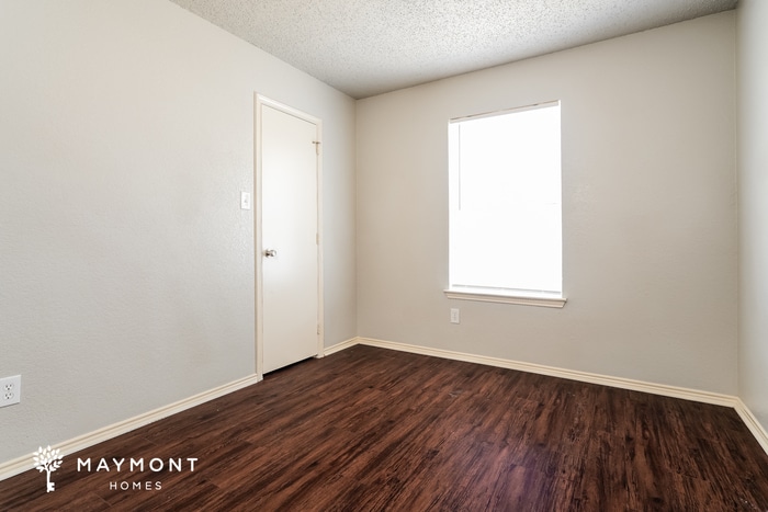 Building Photo - 2111 Dandelion Dr