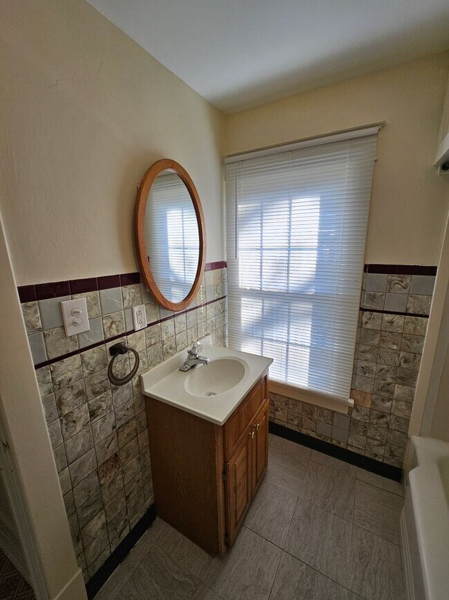 Building Photo - 3 bed, 1 bath, Mishawaka. Fenced Yard. Gar...